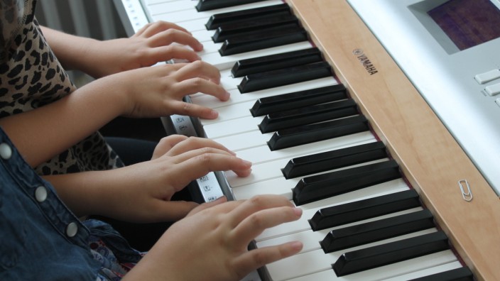 München: Gute Hilfe: Kinder aus sozial benachteiligten Familien erhalten Unterstützung beim Musikunterricht.
