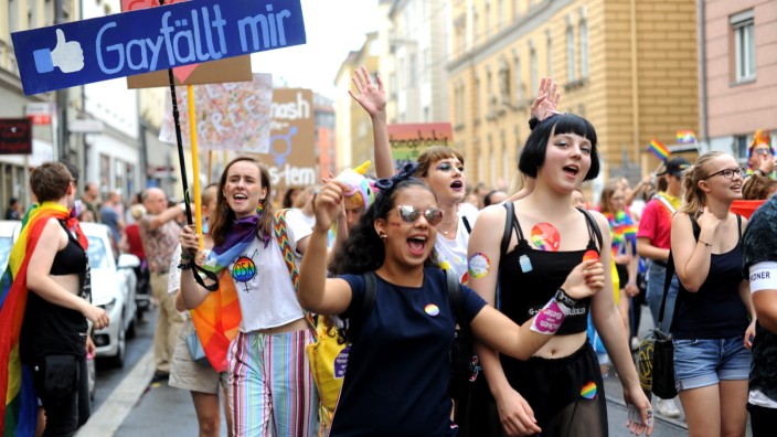 Christopher Street Day: Ausgelassene Stimmung: Frauen mit Demo-Schild auf dem Christopher Street Day 2018 in München.