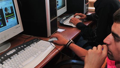 Internetzensur in der Türkei: Internetcafé in Istanbul: Tunnelsoftware als Grundwerkzeug.