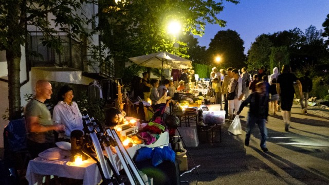 Freizeit in München: Eine besonders heimelige Atmosphäre bekommen Nachtflohmärkte wie der in Glonn durch die vielen Lichtlein und Lämpchen, die zwischen den Waren stehen.