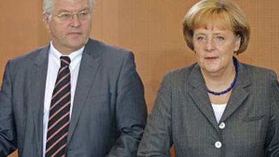 Politbarometer: Frank-Walter Steinmeier gewinnt gegenüber Kanzlerin Merkel langsam an Boden.