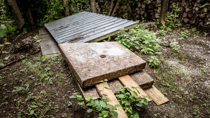 Geschichte: Das Grab des Ehrenbürgers am Ortsrand von Garmisch-Partenkirchen wurde notdürftig gesichert. Die Platte zerbrach kürzlich beim Anheben.