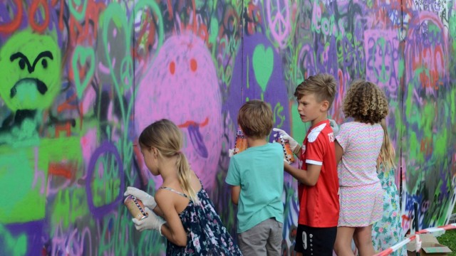 Markt Indersdorf: Legal Graffiti sprühen: Die Kinder probierten sich beim Glonntal-Festival künstlerisch aus.