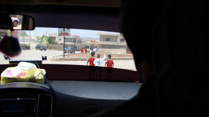 Fotos von der Reise einer Delegation der GEW nach Kobane, Nordsyrien, darunter die GEW-Kreisvorsitzende Margot Simoneit
