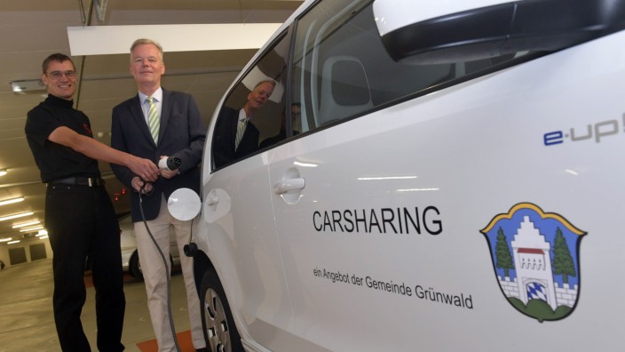 Carsharing: Teilen und Strom tanken: Bürgermeister Jan Neusiedl mit Christian Gusic von der Firma Lautlos (links).