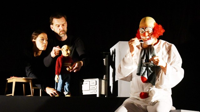 Anti-Rassismus-Tag: Der Clown isst dem fleißigen Schmied sein Essen weg. Mit ihrem Figurentheaterstück "nicht lustig" zeigen Judith und Carsten Gardner den Fünftklässlern, dass auch der scheinbar lustigste Clown ziemlich fies sein kann.