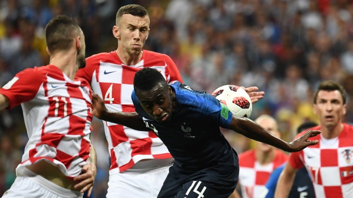 Elfmeter im WM-Finale: Elfmeter? Oder ein großes Ärgernis? Ivan Perisic kommt mit der Hand an den Ball.