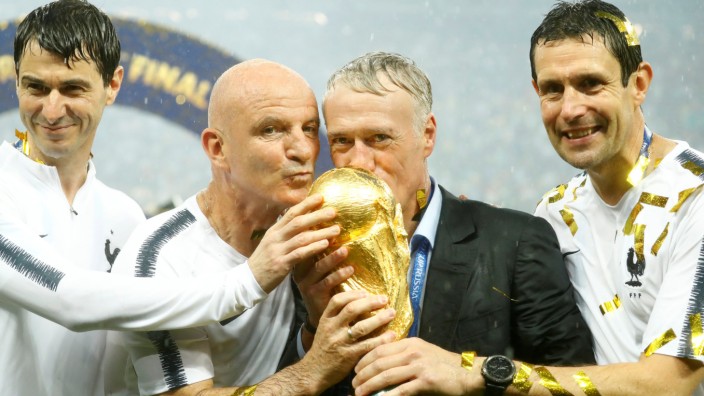 Didier Deschamps und sein Trainerteam nach dem WM-Gewinn 2018