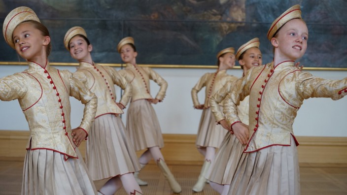 Blattmacher-Wettbewerb: Tänzer der Ballettakademie bezaubern im Landtag Nachwuchsjournalisten und Politiker mit Klassikern wie "Raymonda" oder dem "Nussknacker".