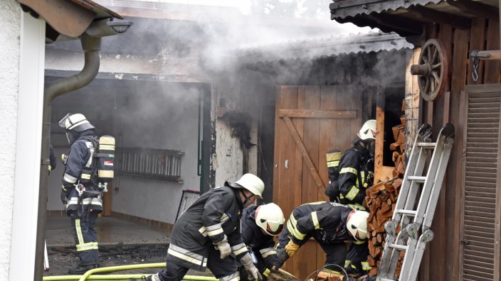 Türkenfeld: Voll in Flammen steht der Holzschuppen, als die Feuerwehrleute in der Germanenstraße eintreffen.