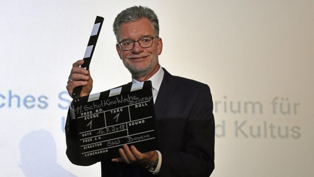 Medienkompetenz: Doppelte Action: Ministerialdirigent Walter Gremm eröffnet in Vertretung seines Ministers die Schulkinowoche.