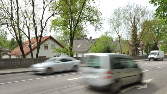 Verkehr: Dringend sanierungsbedürftig: Die Verbindung zwischen Lochhausen (Bild) und Gröbenzell soll verbreitert werden.