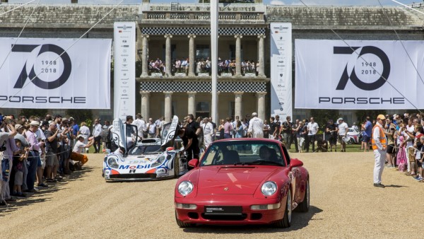 Porsche 911 Turbo, Baureihe 993, und Porsche 911 GT1 vor dem Goodwood House beim Festival of Speed 2018.