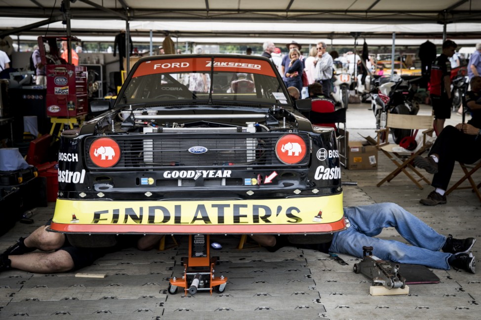 Mechaniker schrauben an einem Ford im Fahrerlager des Goodwood Festival of Speed 2018.