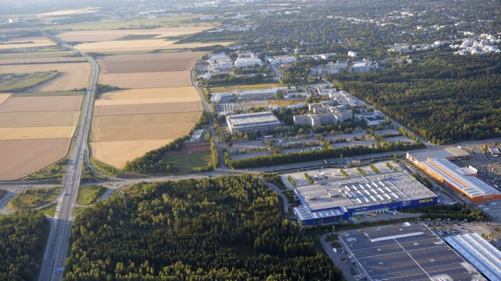 Taufkirchen: Flächen entlang der Autobahn sowie einen Teil des sogenannten Parallelogramms (rechts im Bild) wollte Taufkirchen aus dem Grünzug herausnehmen. Auf dem Luftbild von 2013 fehlt noch die Jochen-Schweizer-Arena.