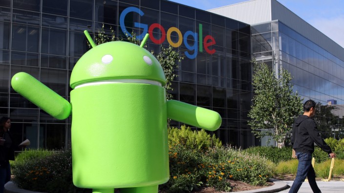 Android-Smartphones: Ein Android-Maskottchen steht vor der Firmenzentrale des Google-Betreibers Alphabet in Kalifornien. Der Konzern hat seine Klage gegen die EU weitgehend verloren.