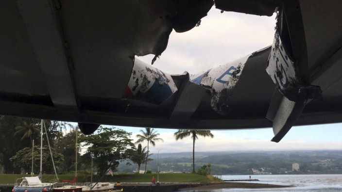 Tourboot auf Hawaii von Lava getroffen