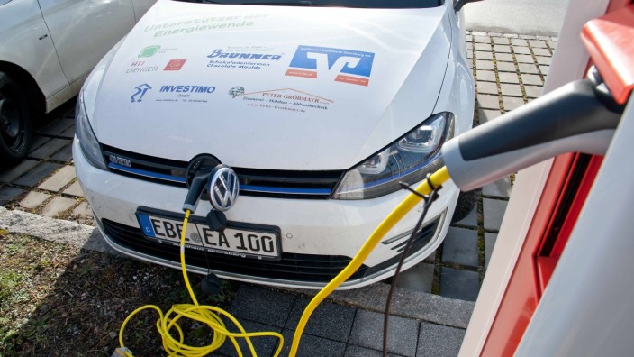 Nie mehr saftlos: Das Dienstauto der Ebersberger Energieagentur tankt bereits Strom. Ansonsten spielt die Elektromobilität im Landkreis noch keine große Rolle.