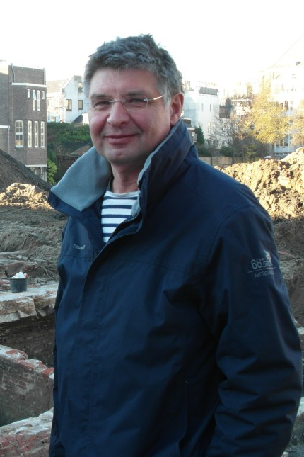 Stadtarchäologie in Amsterdam: Jerzy Gawronski, Jahrgang 1955, ist Professor für Archäologie an der Universität Amsterdam. Er hat das Amstel-Projekt geleitet und stand selbst viele Stunden im Flussbett, um Tausende Fundstücke aus dem Schlamm zu fischen.