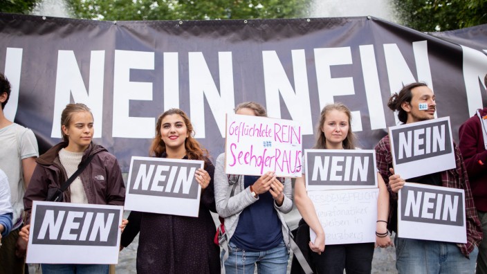 25 06 2018 Künstlerkollektiv Polizeiklasse hält Demonstration in München gegen Seehofer ab In An