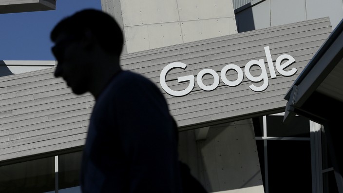 USA: Plattformen wie Google genießen seit Jahrzehnten absolute Freiheit. In Europa werden die Firmen demnächst dazu verpflichtet, Hass und Hetze aus den Chats zu entfernen.