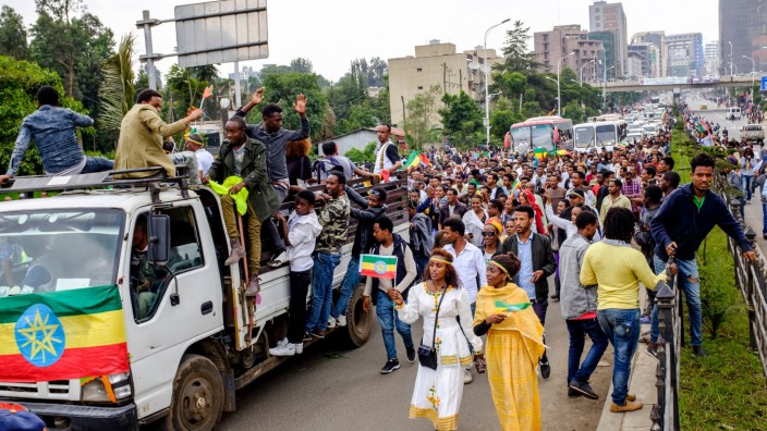 Äthiopien und Eritrea schließen Frieden: Menschen in Addis Abbeba