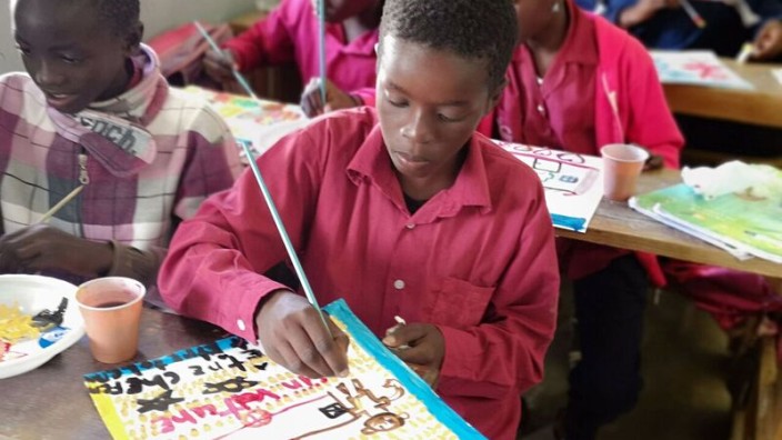 "Little Future" Projekt von Roland Günther aus Ebersberg, Kinder und Jugendliche malen, was sie sich für die Zukunft wünschen in Dakar und Ebersberg