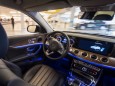 Ein autonom fahrender Mercedes E 200 fährt während einer Präsentation durch ein mit Bosch-Sensoren ausgestattetes Parkhaus.