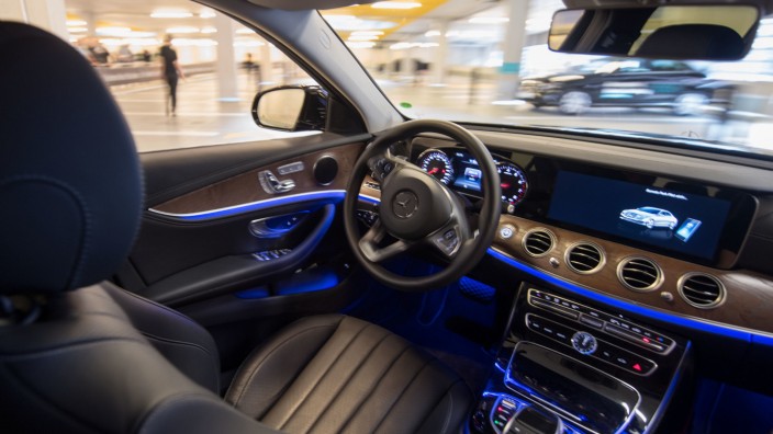 Ein autonom fahrender Mercedes E 200 fährt während einer Präsentation durch ein mit Bosch-Sensoren ausgestattetes Parkhaus.