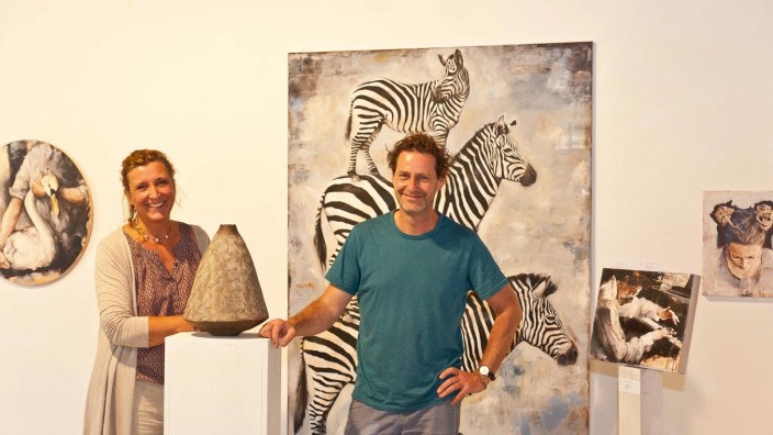 In der Scheune: Können Zebras aufeinander stehen? Stefan Kleinhanns hat es ausprobiert. Seine Frau Michaela Schulte hat sich auf Frauenporträts spezialisiert.
