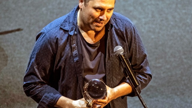 Internationales Filmfestival Karlsbad: Der Kristallglobus ist seiner: Regisseur Radu Jude bedankt sich in Karlsbad für den Hauptpreis des Festivals.