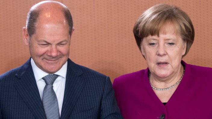 Finanzminister Scholz und Kanzlerin Merkel können sich über einen riesigen Überschuss im Haushalt freuen.