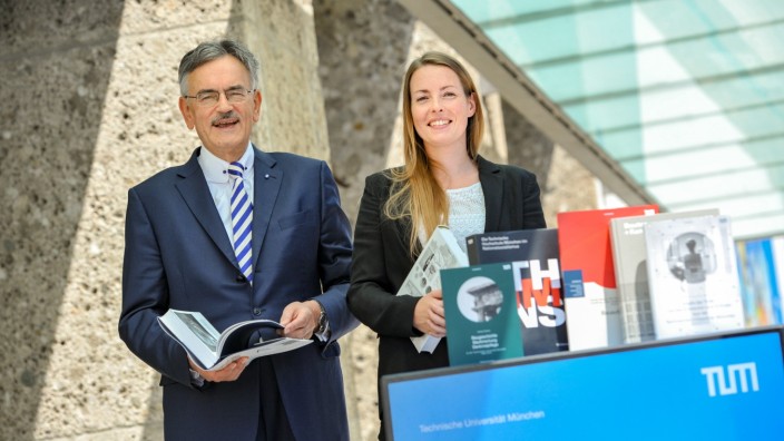 Technische Universität München: Die ersten Bücher sind gedruckt: TUM-Präsident Wolfgang Anton Herrmann und Verlagsleiterin Annette Kiefer.
