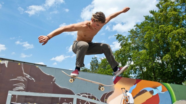 Kunstaktion: Auf dem Skateboard zeigten die Jugendlichen ihre Tricks.