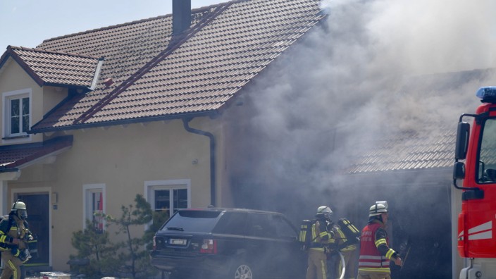 Feuerwehreinsätze: Hohen Schaden richtete der Brand eines Hauses in Aschheim an.