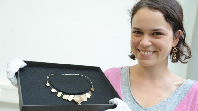 München: Sina Kerner zeigt ihr Collier. Mehr als 4000 Euro hat sie für das Material bezahlt. Verkaufen kann sie es für ein Vielfaches.