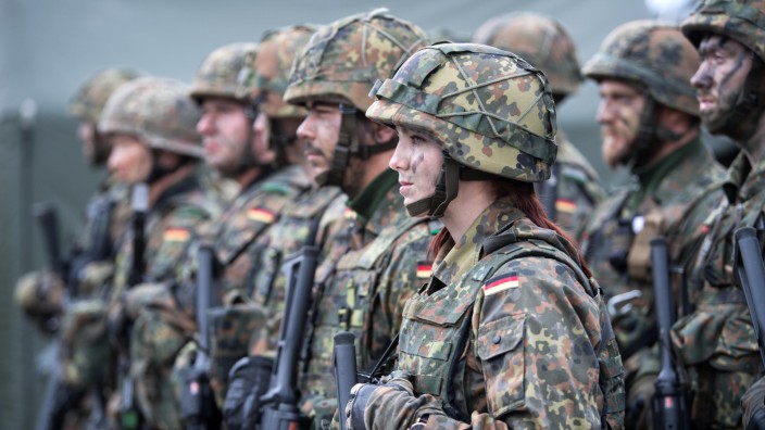 Streitkräfte: "Frauen sind noch nicht überall gleichermaßen respektiert", sagt Eva Högl.