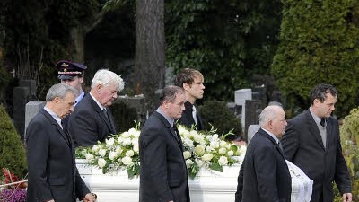 Erste Beerdigung in Winnenden: Nach dem Amoklauf: Das erste Opfer wird beigesetzt.