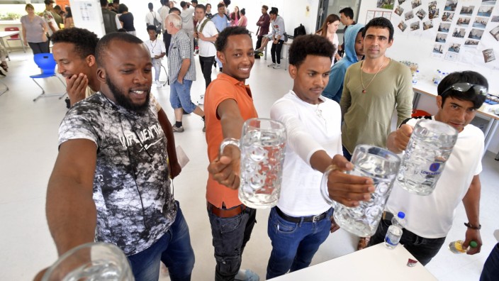 Integration: Ein Prosit auf den Abschluss: Schüler der Berufsschule in Feldkirchen feiern beim Tag der offenen Tür und messen sich im Masskrugstemmen - mit Wasser.