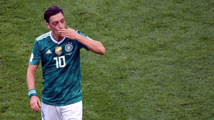 Ehemaliger Nationalspieler: Bei der Russland-WM: Mesut Özil verabschiedet sich - hier nur vom Spielfeld.