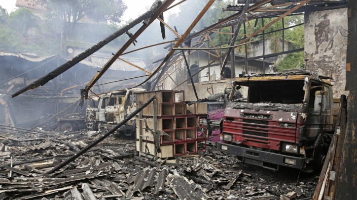 Großfeuer in ehemaliger Reitanlage: Die ehemalige Ickinger Reithalle wurde ebenso von den Flammen zerstört wie die direkt angrenzenden Wohnräume der Sozialhilfeempfänger.