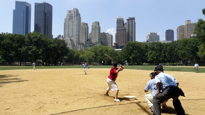 New yorkers play baseball in Central Park in New York