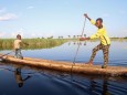 Kongo: Kinder paddeln über den Congo River
