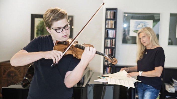 Junge Musiker: Vier bis sechs Stunden täglich übt Tassilo Probst auf seiner Geige.