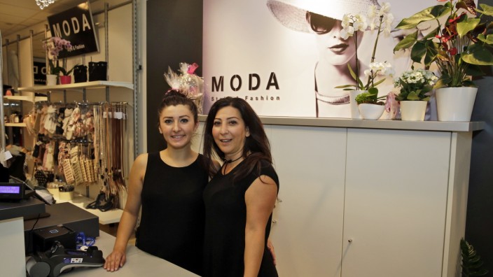 Wolfratshausen: Geschäftsinhaberin Ebru Mutlu (rechts) mit ihrer Mitarbeiterin Esra Imrol im neuen Laden.