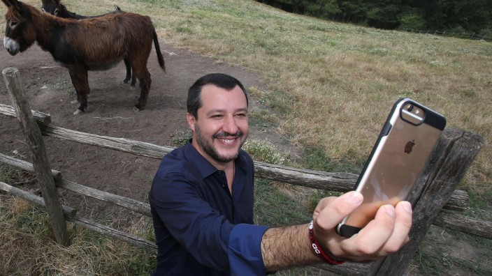 Italiens Matteo Salvini: Meister der Selbstinszenierung: Wo auch immer Matteo Salvini auftritt, schießt er ein Selfie, um es ins Internet zu stellen.