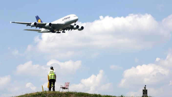 Flugverkehr: Ein A380 der Lufthansa landet am Flughafen München.
