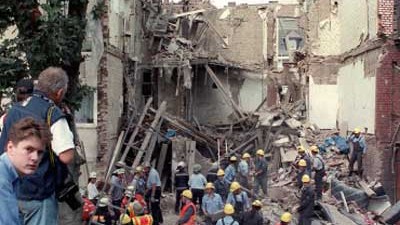 Sechsfachmörder gefasst: Vorgeschichte: Bergungshelfer stehen im Juli 1997 vor den Trümmern eines Hauses, dass der Bauunternehmer Heinz Nieder aus Habgier sprengen ließ.