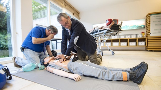 Klinikum Starnberg: Im neuen Zentrum für Notfallmedizin im Klinikum Starnberg können Mitarbeiter Reanimation üben.
