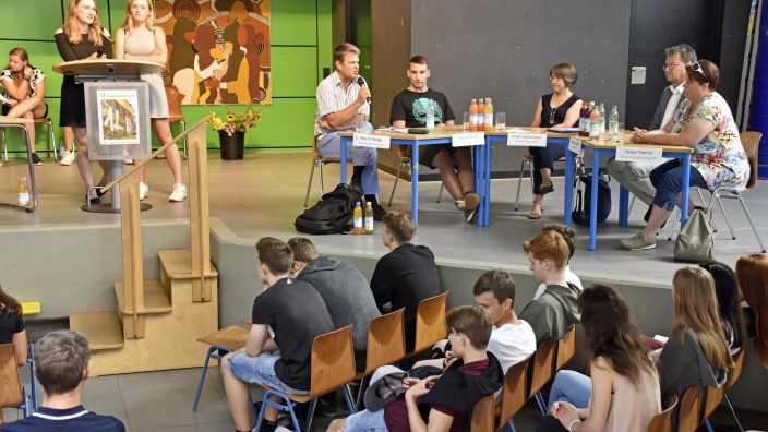 Schulprojekt: Kandidaten der Diskussionsrunde am Tisch (von links): Martin Runge, Christian Knudt, Martina Steber, Thomas Karmasin und Heike Themel.
